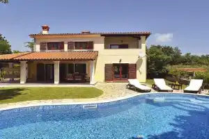 Holiday Home near Beach & Pool, Medulin