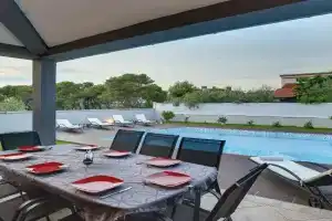 Villa in Pula near Beach with Private Pool, Pomer
