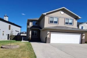 Spacious comfortable Air-Conditioned. Near airport! Guest house, Calgary