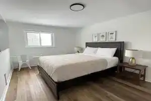 Letitia Heights !D Quiet and Stylish Private Bedroom with Shared Bathroom, Barrie