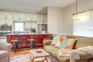 Cozy Vacation Rental with Fenced Courtyard! Apartments, Savannah
