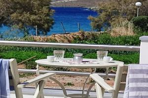 White Lotus seaside studio, Kinion