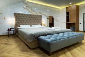 SVITLO ie, navit pri vidklyuchennyah! Luxury Apartments MYFREEDOM u tsentri stolitsi z dodatkovim dzherelom zhivlennya, Kiev