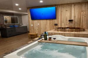 Romantic Luxury Retreat with Private Sauna & Spa, Pet Friendly, Elkside Hideout B&B Guest house, Canmore