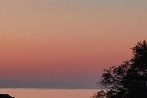 White Lotus seaside apartment, Kinion