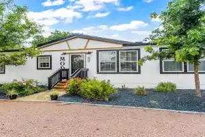 Poplar Place Mod with Hot Tub - 1 mi to Main Street Guest house, Fredericksburg