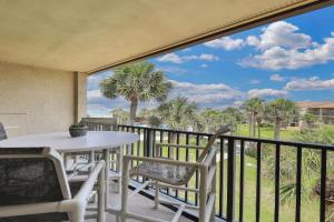 Modern oceanfront condo with two pools & private washer/dryer Guest house, Saint Augustine Beach