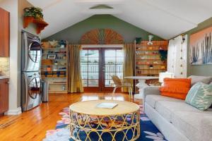 1BR Home - Colorful Cottage with AC, W and D, Dogs OK, Key West