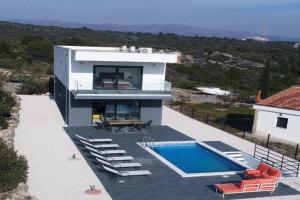 Villa Grey with Heated Pool, Vinisce