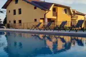 Villa K2, Rednek