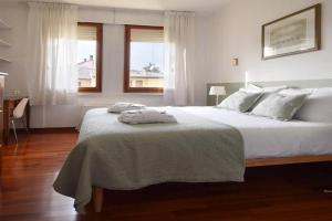Welc-ōM Portello Bright Flat free parking Apartments, Padua