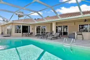 Mile From Beach Access, Spacious and Redone, Heated Pool Guest house, Marco