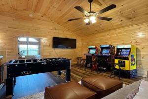 Wildwood Retreat Indoor Pool Hot Tub Game Area Guest house, Pigeon Forge