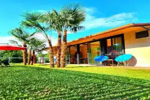 House&Yard Hellen 150m to beach