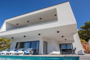 Villa Danny, Komarna