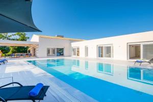 Villa Ami,, Corfu: 10 guests, heated pool, private mini golf, pool table & more!!, Roda