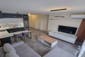 H&E Sea view 2-Bedroom Apt Qerret, Golem