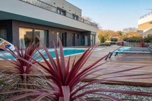 Villa One Way, Bagnole