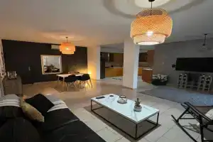 Green Door Apartment, Limassol