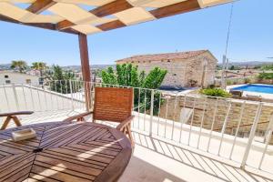 Village Charm with Pool Apartment at, Skarinou