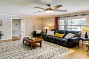 Pet-Friendly Home with Fenced Yard! Guest house, Knoxville