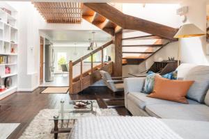 King Bed & Fenced Yard - Floyd's Freedom- Book Now! Guest house, Alexandria