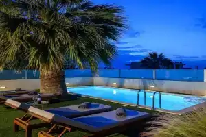 YoZa Villa, Kokkini Khanion