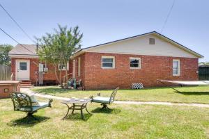 Galveston Getaway with Hot Tub and Fenced-In Yard! Guest house, Galveston