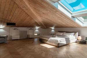 Attic 64 - The House Of Travelers, Como