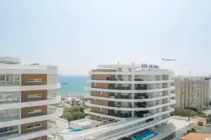 Seaview Pearl in Mackenzie with Pool & Jacuzzi Apartments, Larnaka