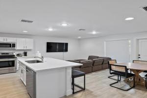 Bright & Spacious 3BR Close to Beaches Guest house, West Palm Beach