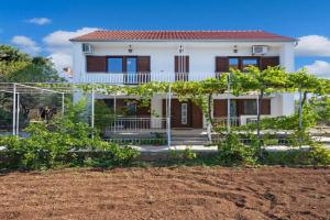 Lovely Apartment In With Wifi, Brodarica