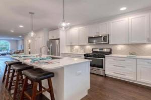 Beautiful Canton Home w/rooftop deck +Private parking Guest house, Baltimore