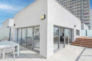 Modern 3 BR Penthouse with Jacuzzi in Rothschild Blvd by HolyGuest, Tel Aviv