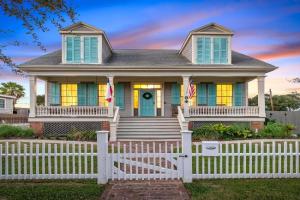 Historic 1871 Coastal Breeze with Heated Pool - Restoring Guest house, Galveston