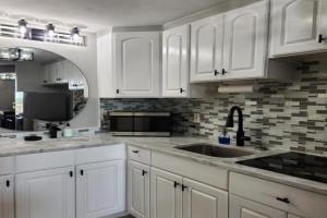Modern Beach Condo-Daytona Beach Apart-hotel, Ormond Beach