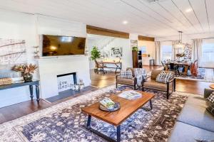 New White On Columbus Family Gathering Place Guest house, Waco