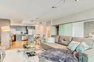 Luxury 2BR Condo - King Bed - Stunning City Views Guest house, Calgary