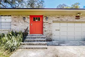 Updated house with enclosed yard, patio, central AC, & washer/dryer, Jacksonville