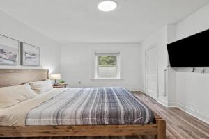 Oakland/University @F Spacious and Quiet Private Bedroom with Shared Bathroom, Pittsburgh