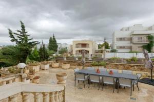 Spacious 4BR Oasis in the Heart of St. Julians by 360 Estates Apartments, Pembroke