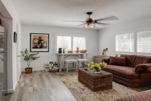 Hot Tub and Grill Pet-Friendly Apt, Walk to Midtown Apartments, Reno