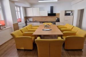Für Gruppen und Familien - große Ferienwohnung Nähe Stadtpark, 4 Schlafzimmer, 2 Bäder, Terrasse, Parkplatz Apartments, Erfurt