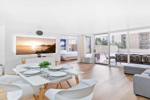 UNIQUE CONDO I Massive Patio I Modern 1BR Banyan I Washer Dryer I Free parking I 5' Beach Apartments, Honolulu