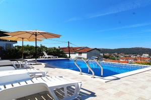 2bd Apt w Private Pool and City View "Keka" Apartments, Bar
