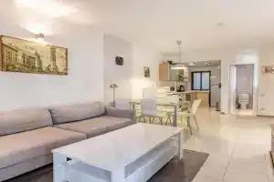 Cozy 1 Bedroom Oasis in the Heart of St. Julians by 360 Estates, Pembroke