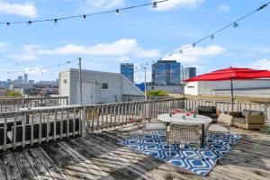 City-View 3-BR Rooftop Apartments, Chicago