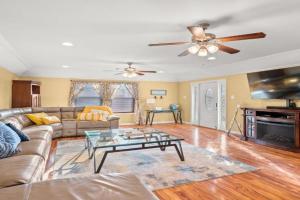 1 Min to Beach Ocean Breeze 3BR Pets welcome with pet fee Guest house, Galveston