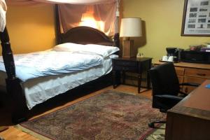 A secluded bedroom with a private full bathroom, Chicago