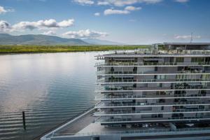 Belle Escapes Harbour Lights Waterfront Apartment 501-502, Cairns
